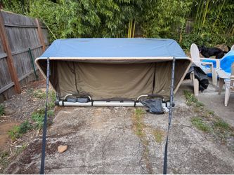 Off grid voyager roof top tent