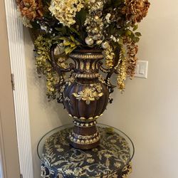 Very Gorgeous  Decoration table with Matching vase with flowers￼