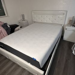 Like New - Lucid plushy Queen Mattress