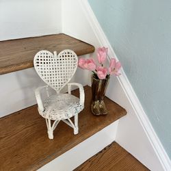 WHITE HEART SHAPED WICKER CHAIR 