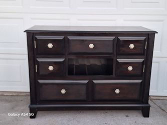 DRESSER