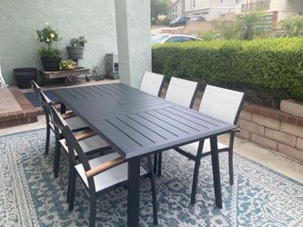 Large 82” Patio Table and Chairs! Easily seats 8 people - BBQ ready!