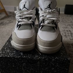 Military Jordan 4