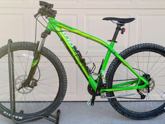 29 inch Specialized Rockhopper mountain bike with extra tire