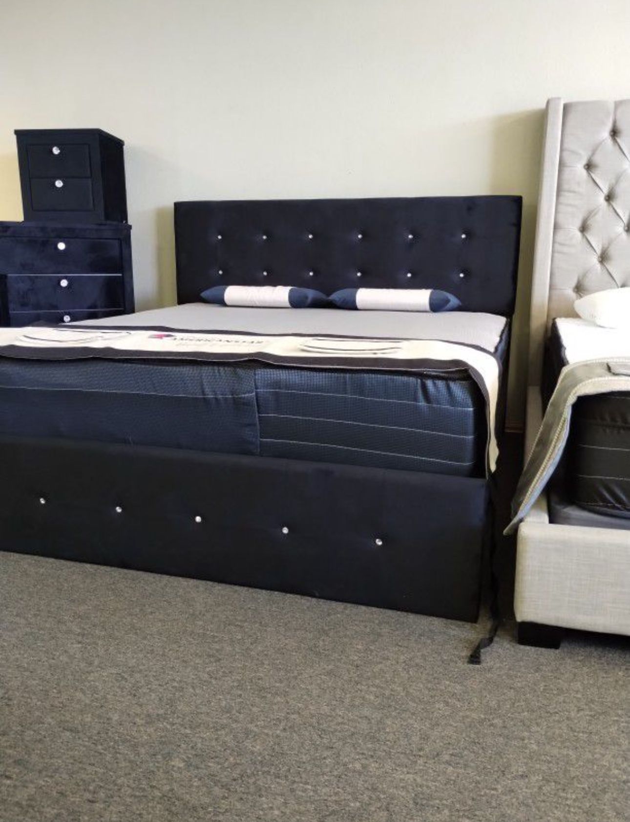 NEW KING BEDROOM SET WITHOUT MATTRESS AND FREE DELIVERY 