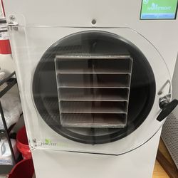 White Large HarvestRight 5 Tray Freeze Dryer