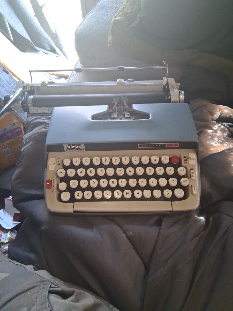 1967 Smith Corona Classic 12 Manual Typewriter