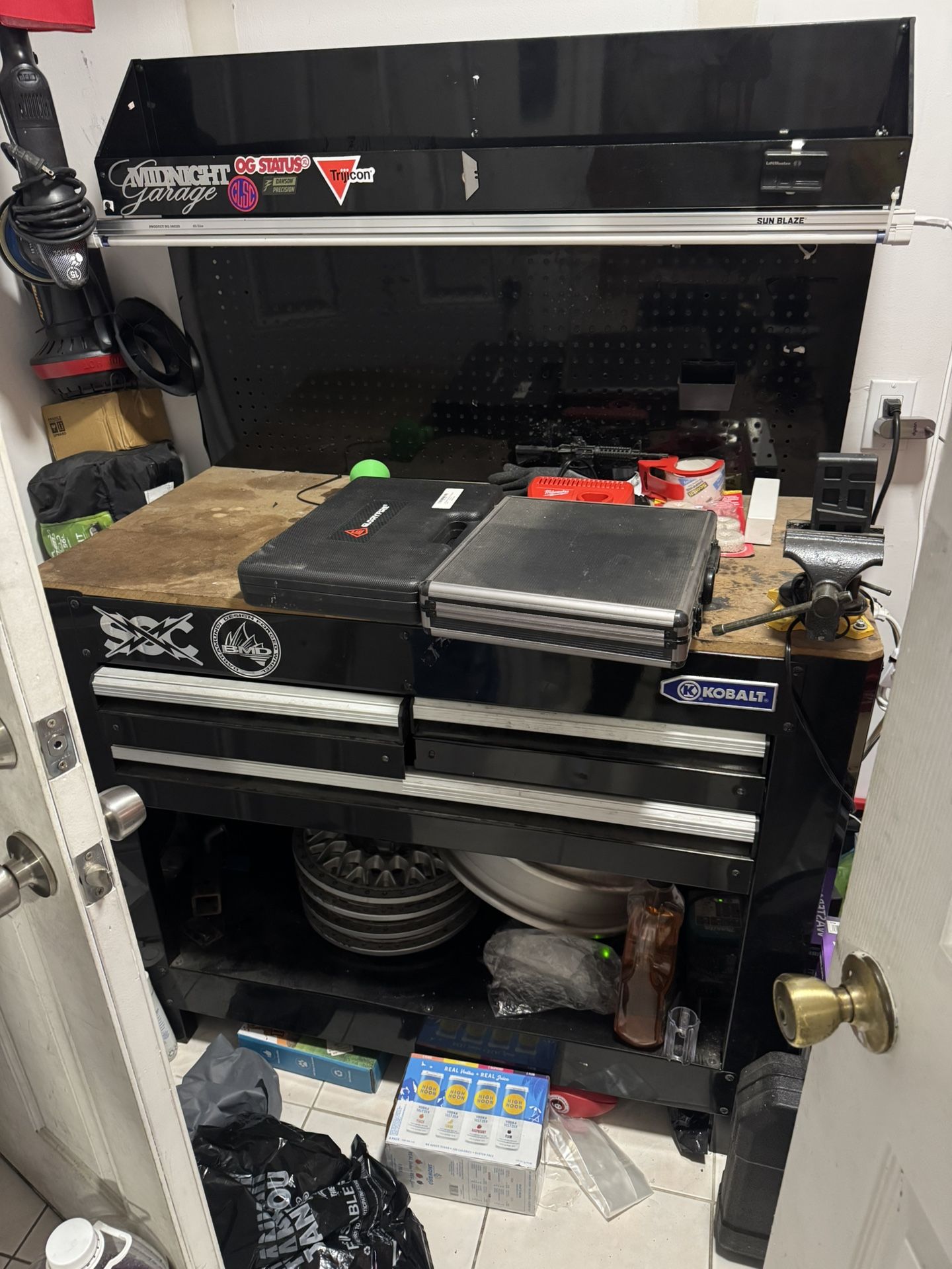 KOBALT TOOL BOX / TABLE