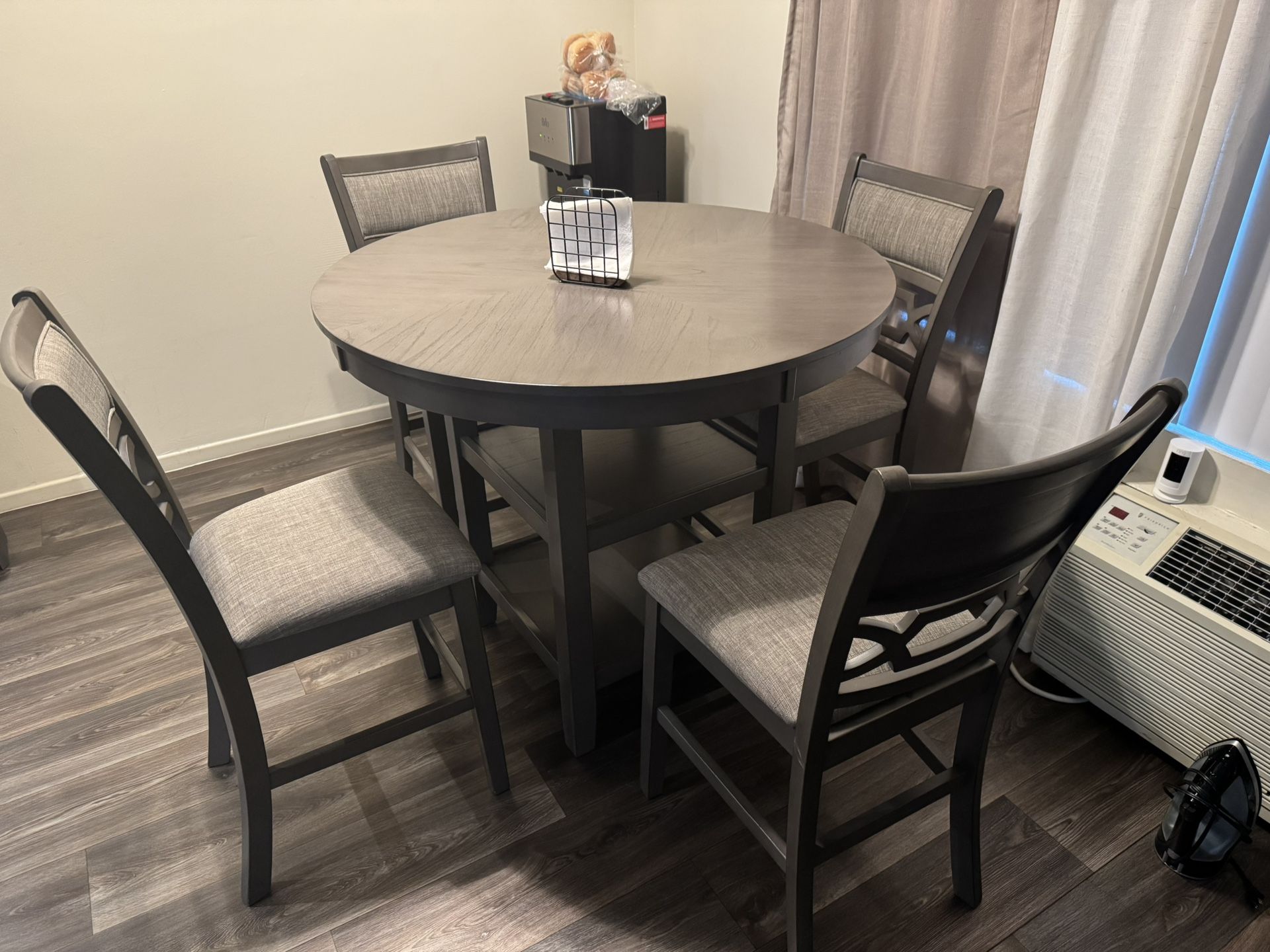 WRENNING COUNTER HEIGHT DINING TABLE AND 4 CHAIRS