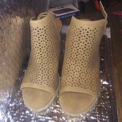 universal Thread Shoes. Like New Only Worn Once. Size 8 .