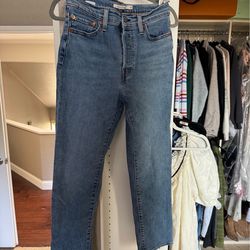 Light wash Levi’s jeans