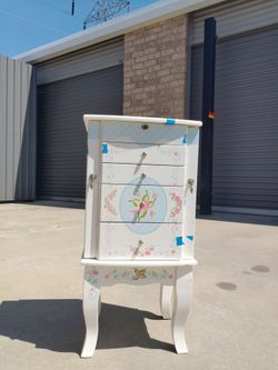 Girls jewelry box stand