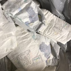 100 Pampers Size Newborn Diapers 