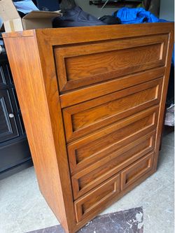 Dresser 5 Drawers Solid Wood 🪵 4fx3fx19” condition good works good