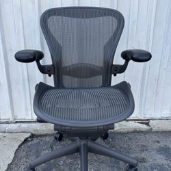 HERMAN MILLER CLASSIC AERON SIZE B FULLY LOADED DELIVERY AVAILABLE FOR AFEE