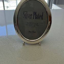 *Vintage* Oval Silver Plates Picture Frame 