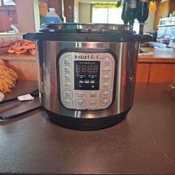 8 Quarts Insta Pot With 8 Assessories 