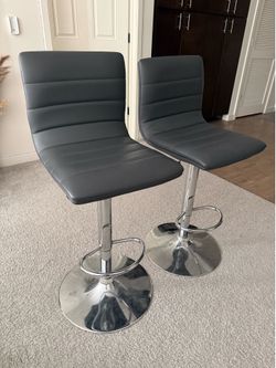 2 barstools