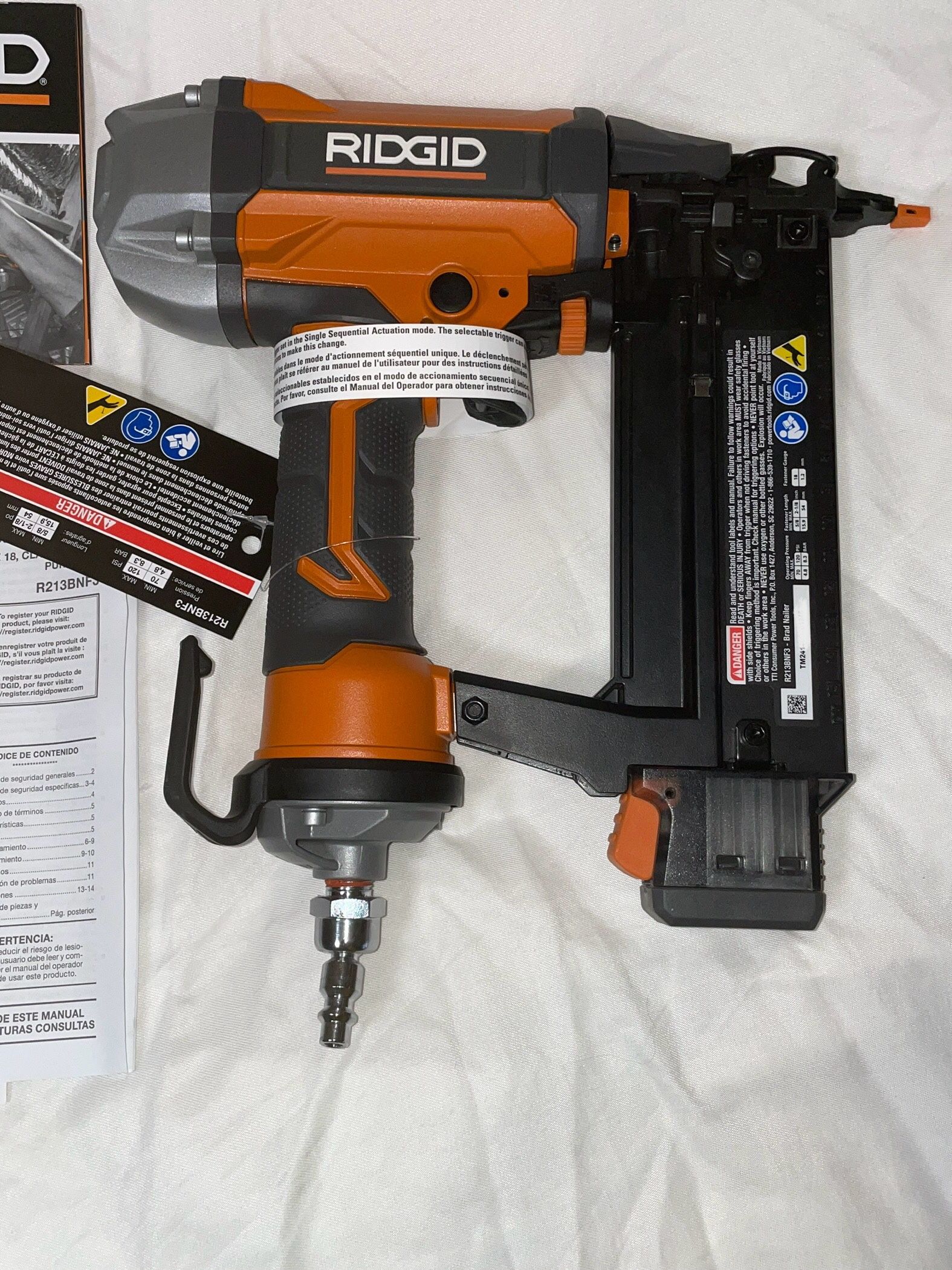 NEW Ridgid R213BNF3 pneumatic brad nailer