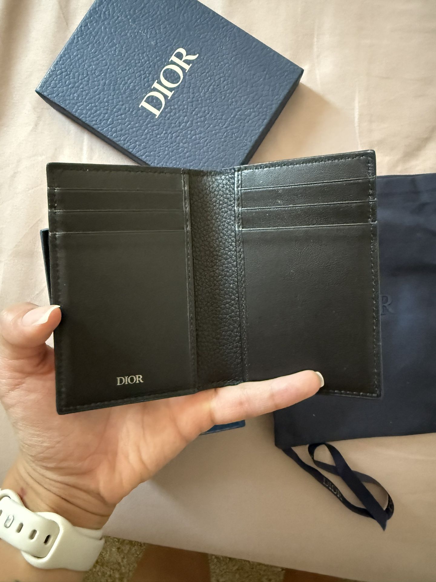 CD Icon Vertical Bifold Card HolderPearl Necklace