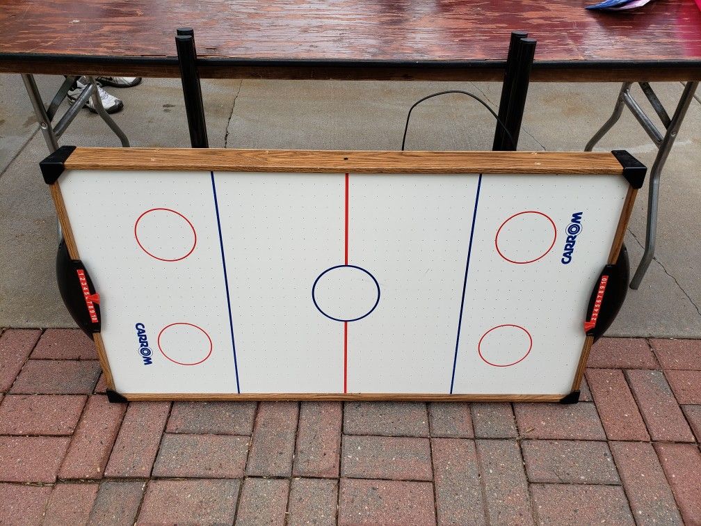 Air hockey table