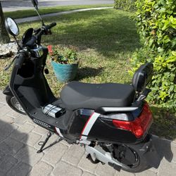 Electric Scooter – Needs Battery Repair – As Is