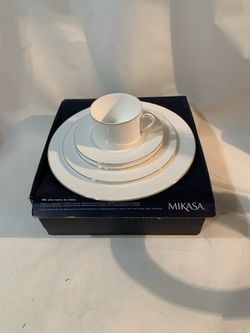 Mikasa Raina Gold 5 Piece Place Setting, Fine Bone China, New in Box #P3