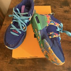 LeBron Witness Basketball Shoes-size 4