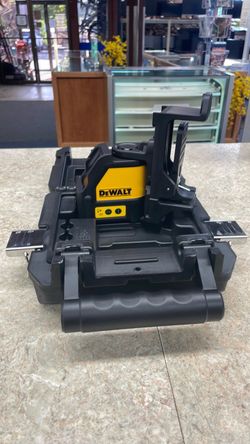 DEWALT DW088CG 100ft green self leveling cross line laser level w/batteries & case like new 70516647