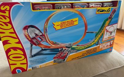 Hot wheels track with 5 cars!