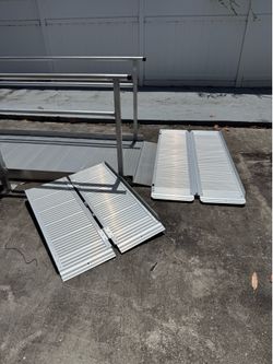 Rampa para silla de ruedas de aluminio con plataforma y barandas