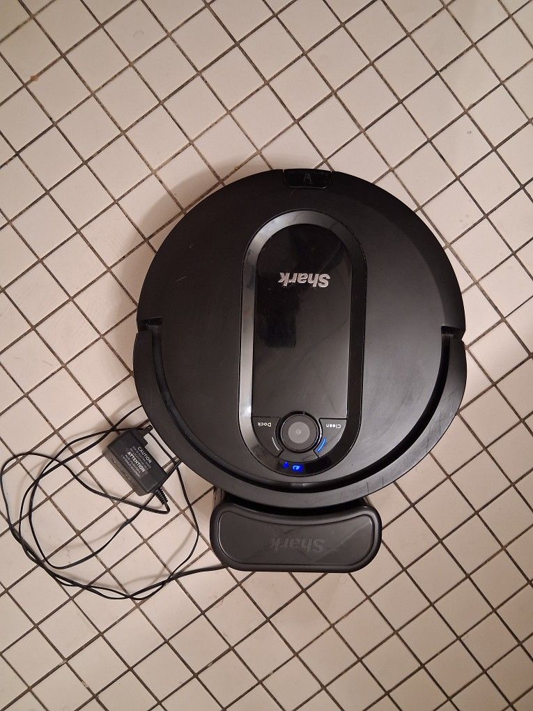 Shark robot, very little use, works very well. I'm asking for $100 in exchange for an Apple Watch. Those interested should pick it up.