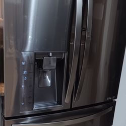 LG STAINLESS STEEL DOUBLE DOOR  WORKS GREAT 2 YEARS OLD.