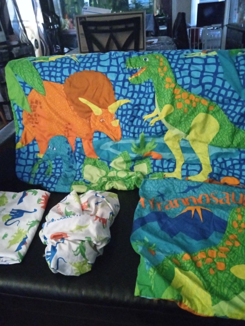 Crib Sheets Dinosaur Pattern With Quilt