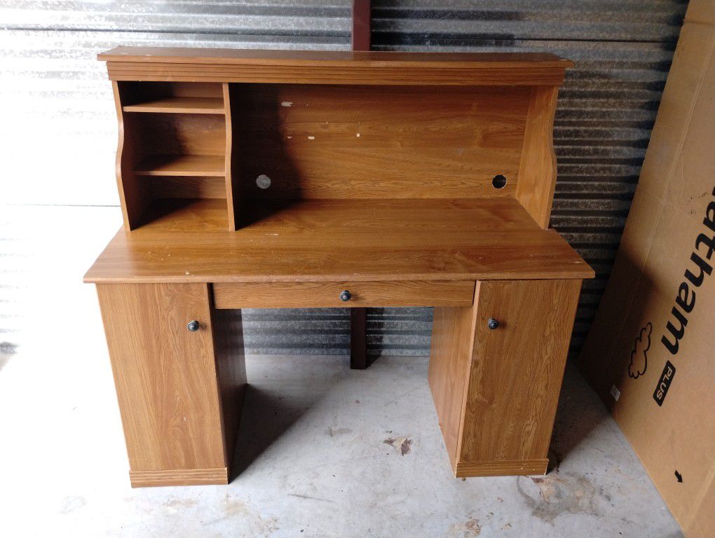 Computer Desk / Work Desk/ Wooden Table *Delivery Available*