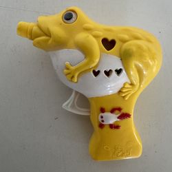 Children's toy water gun (shaped like a frog 🐸).