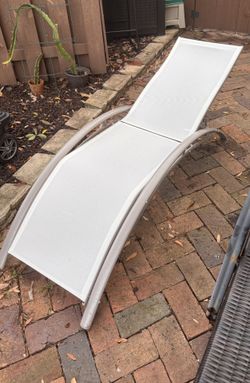 White Curve Chaise Pool Lounge Chair With Pillow 