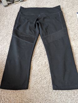 Fabletics Women's Black Capri Leggings Size 8
