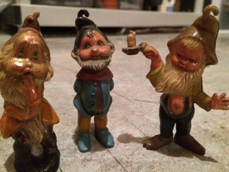 3 dwarfs plastic figurines