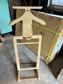 Vintage Men’s Wood Valet w carved horse head