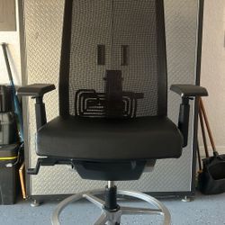 SWIVEL CHAIR