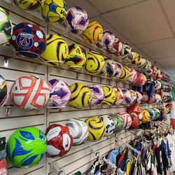 Gran variedad de balones de futbol soccer