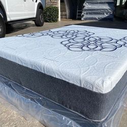 Bamboo Cool Gel Memory Foam Queen size!!