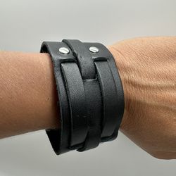 Black leather volume cuff  bracelet 8,5 inch (unisex, man, women)