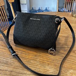 Micheal Kors Black / Brown Leather Crossbody Purse In Excellent Condition