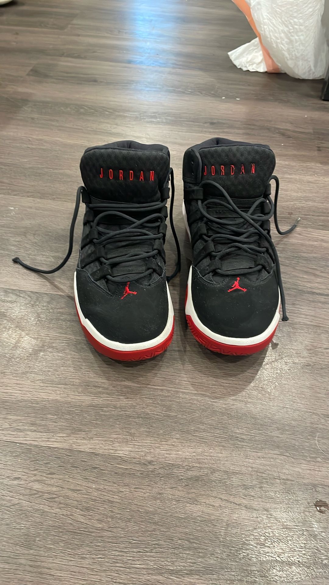 Jordan Max Aura 2 (Black/Red) – Size 8.5