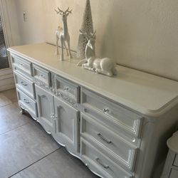 Beautiful Dresser & Nightstand Set