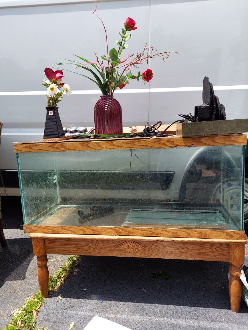 FISH TANK  50 GALION  TANK WITH ACCESSORIES  THAT COME WITH THE  TANK