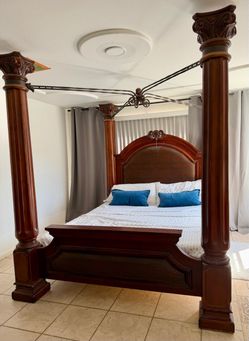 Cal King Four-Poster Canopy Bed set
