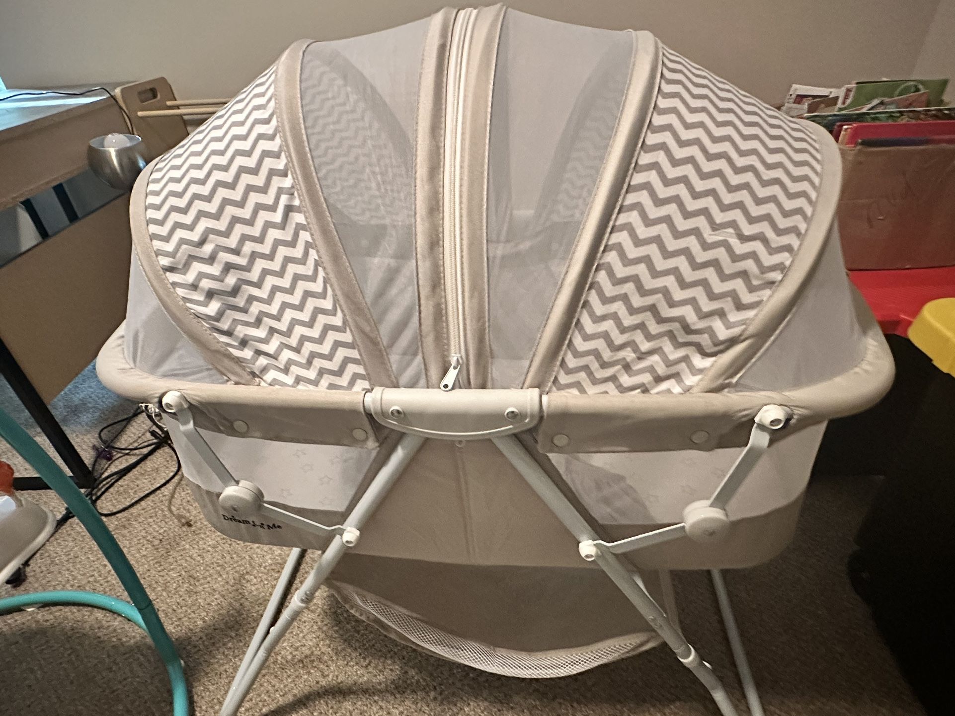 Dream On Me Baby Bassinet With Mattress Insert And Extra Sheets 